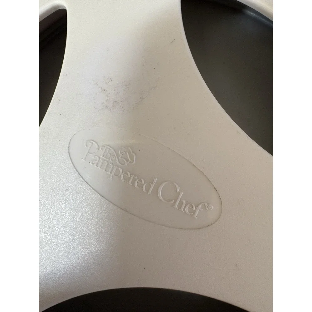 Pampered Chef Close and Cut Cutting Tool White Retired Product‎ 1118 Gadget